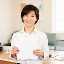 香川県土庄町の明るい相談室で家計資料を手にする代表ファイナンシャルプランナー
